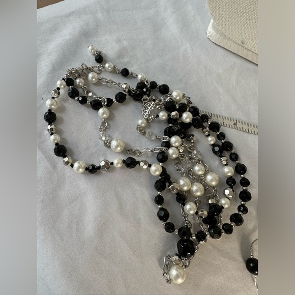 Two black and silvertone layering necklaces - Picture 5 of 7